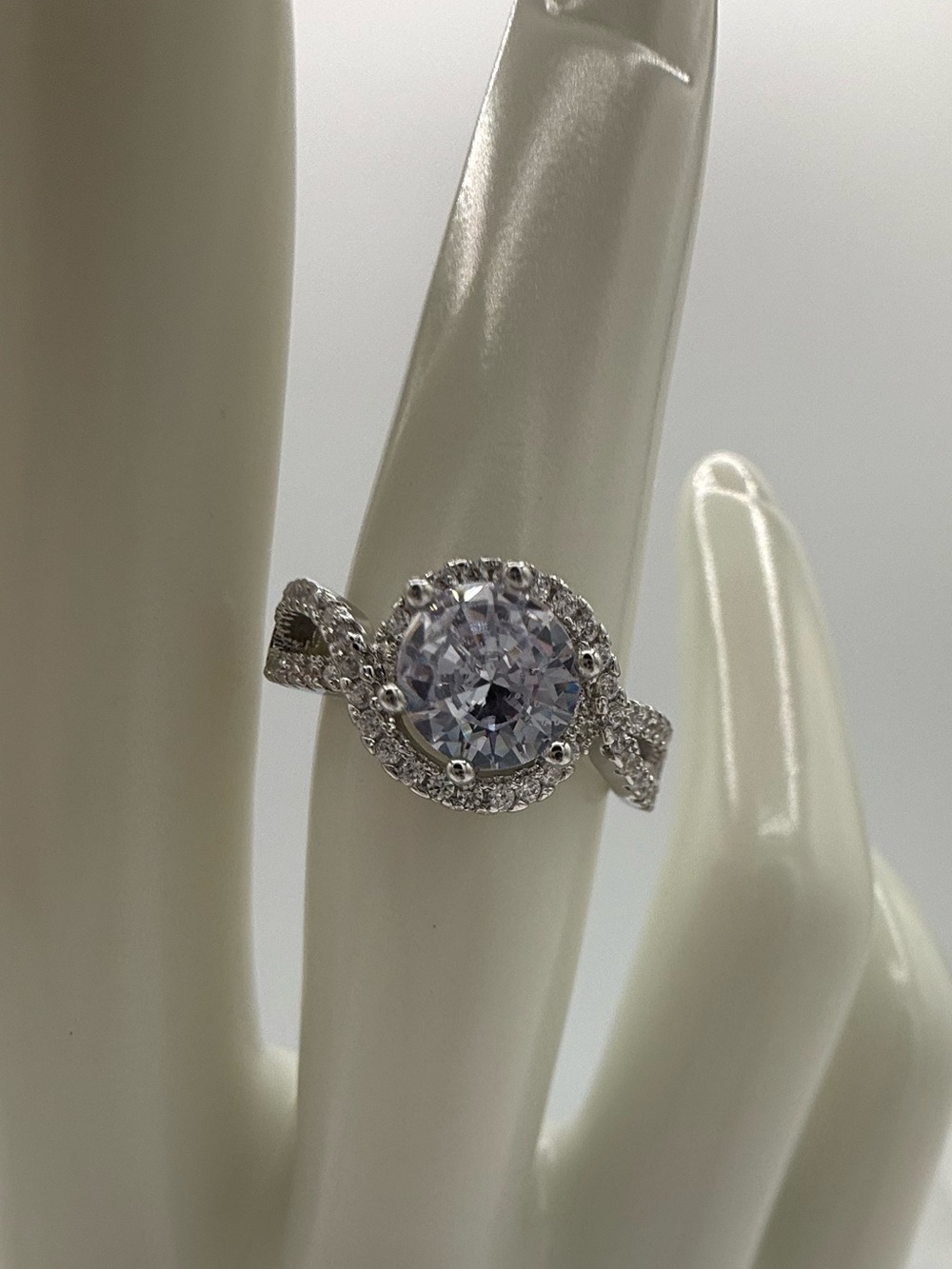 925 Silver Sz 6 Classic Moissanite Like Halo Ring